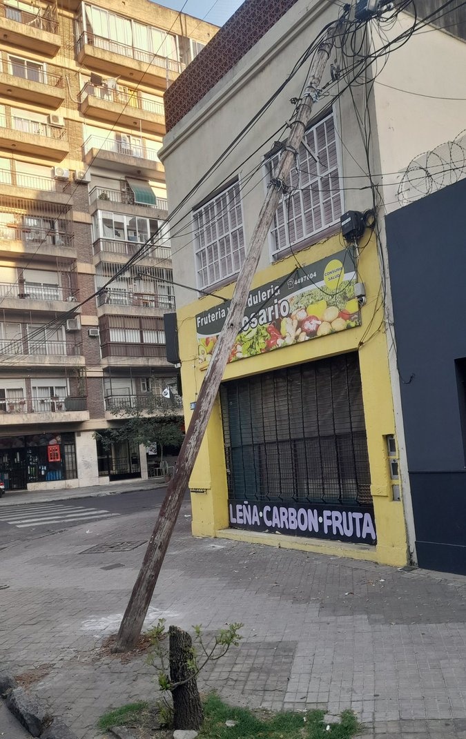 nicolasmaggi87's tweet photo. Rosario. San Lorenzo y Alvear. A una cuadra de Oroño. Pleno macrocentro. Hace más de un mes que este poste está así, sostenido por la fortuna. Un lugar por el que pasa gente, incluso chicos, todo el tiempo. ¿Van a hacer algo? https://t.co/vR8PJV9p5i