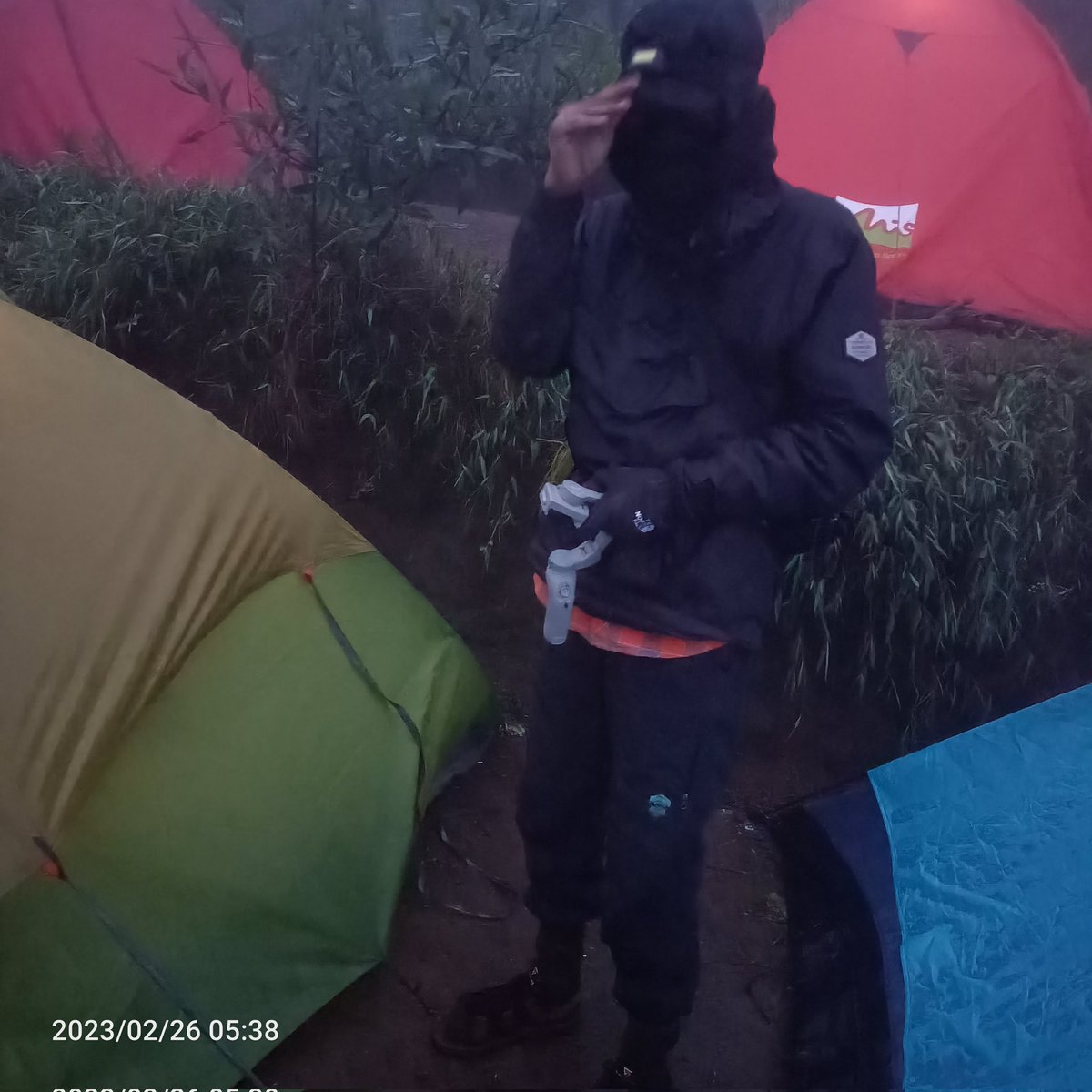 reporterj4il's tweet photo. Review lagi saat Summit attack ke Puncak Sumbing. Ada hal kenapa gw akhirnya memaksakan sampai ke Puncak Kawah..karna ada 2 rombongan yg berlindung dibalik batu kehabisan logistik. 
Awal dari Camp Area 1 gw tadinya ber 3 tapi 1 kawan bilang siaga sanggup. Akhirnya di tenda https://t.co/dQ99XE9Gk0