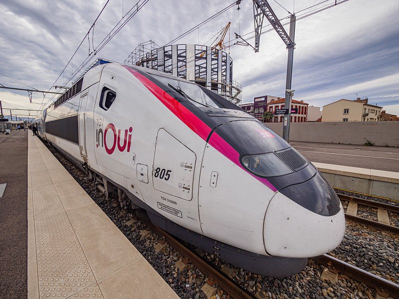 Voyager en 1ere classe à la #sncf  , entouré seulement par des “agents” qui parlent forts car ils montent à Paris pour préparer les prochaines grèves, c’est se demander pourquoi les serveurs de mon hôtel-restaurant ne mange pas sur les meilleurs tables avec les clients.