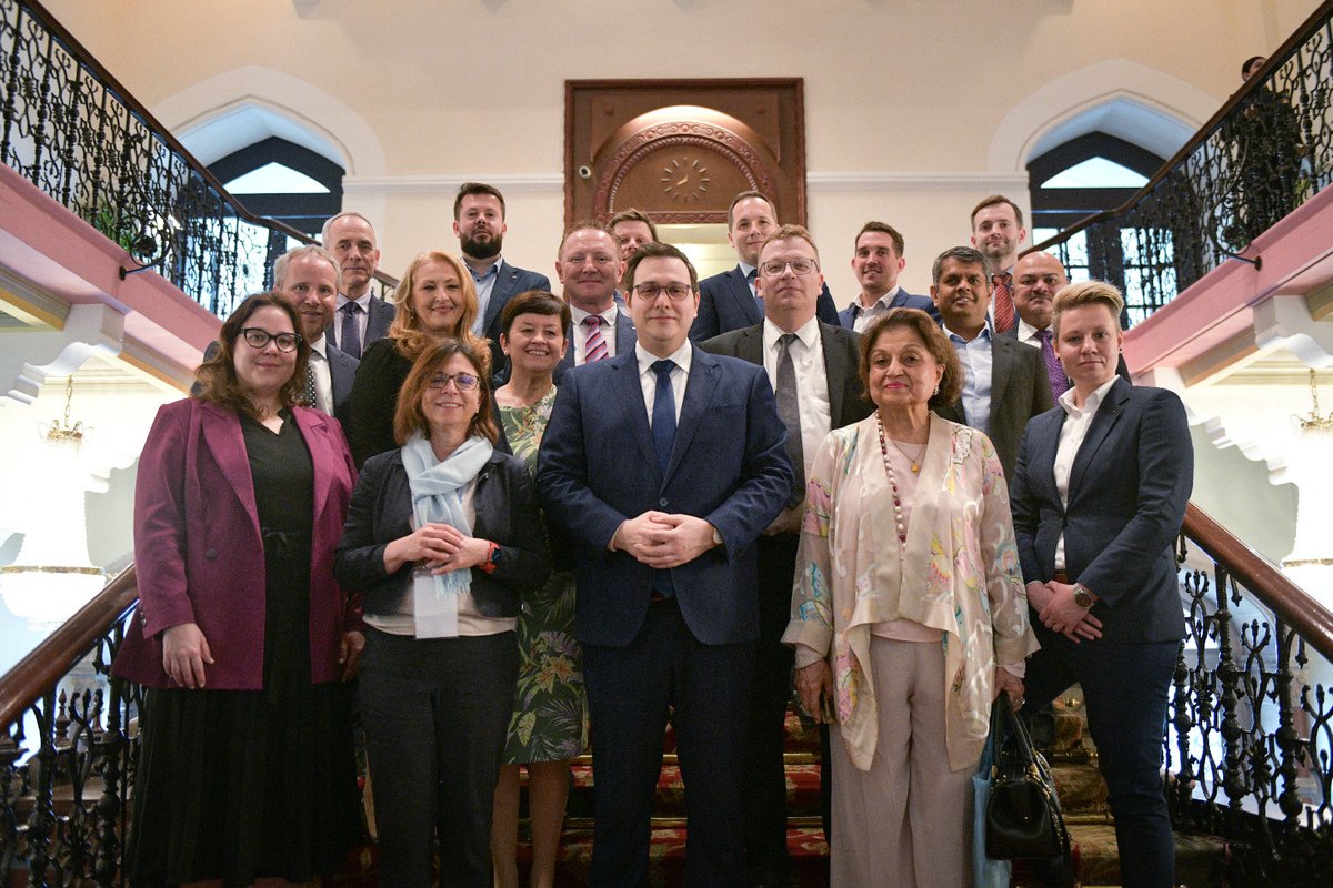 SvazPrumyslu's tweet photo. Podnikatelé s ministrem zahraničních věcí @JanLipavsky na závěr mise v 🇮🇳 navštívili Mumbai. Děkujeme panu ministrovi i @mzvcr za aktivní prosazování zájmů 🇨🇿 firem a vytváření příležitostí pro vzájemnou spolupráci.
#export #podporaexportu https://t.co/NrbvSK5TsP
