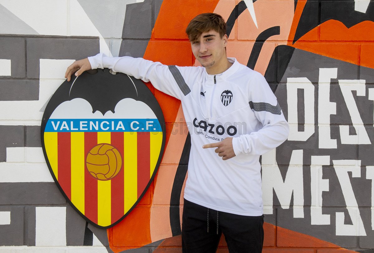El burrianense <a href="/Marcpalomeroo/">Marc Palomero🥴</a> renueva por el  Valencia CF. Vaya megacrack.