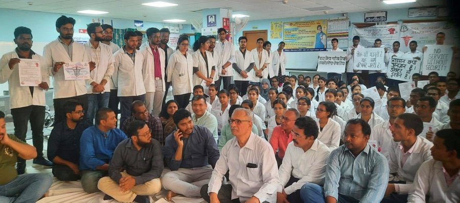 official_aimsa's tweet photo. No Service without Justice'

Doctors, Teachers and Medicos of #PJMCH, #Dumka observed a boycott of OPD services today to lodge their protest against frequent assaults faced by Doctors.

@JharkhandDd 
@BannaGupta76 @HemantSorenJMM @mansukhmandviya @ANI @JharkhandCMO https://t.co/sBGchhJVrq