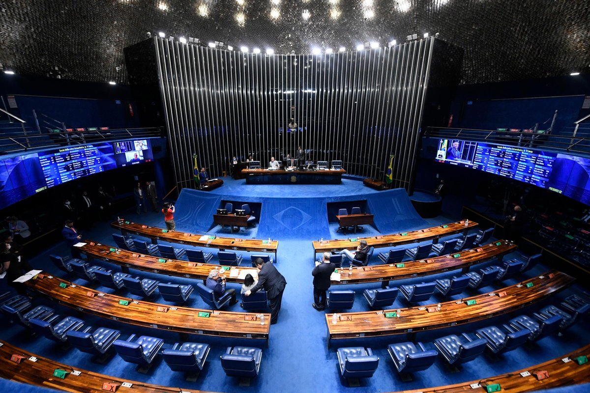 Estadao's tweet photo. >@EstadaoPolitica Senadores decidem trabalhar só 9 dias por mês presencialmente em Brasília https://t.co/cjmaoLOx2F https://t.co/MxmGjtl2gn