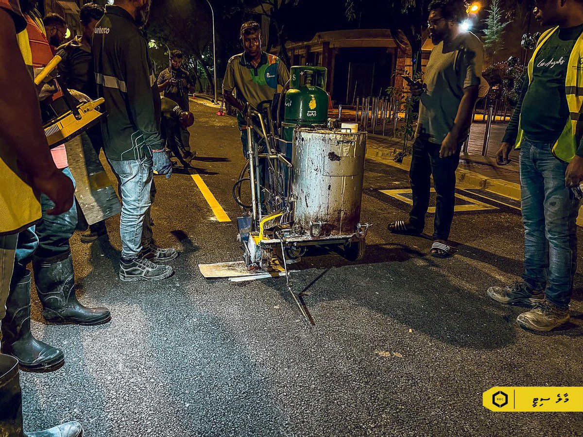 rdcmaldives's tweet photo. އަމީނީމަގުގައި ތާރު އަޅާފައިވާ ސަރަހައްދު ހުޅުވާލުމަށް، އެސަރަހައްދުގައި ޓްރެފިކް ލައިންތައް ކުރެހުމާއި ބޯޑުތައް ހަރު ކުރުމުގެ މަސައްކަތް އަންނަނީ ކުރަމުން.

#TeamRDC https://t.co/J9VRbXKTe0