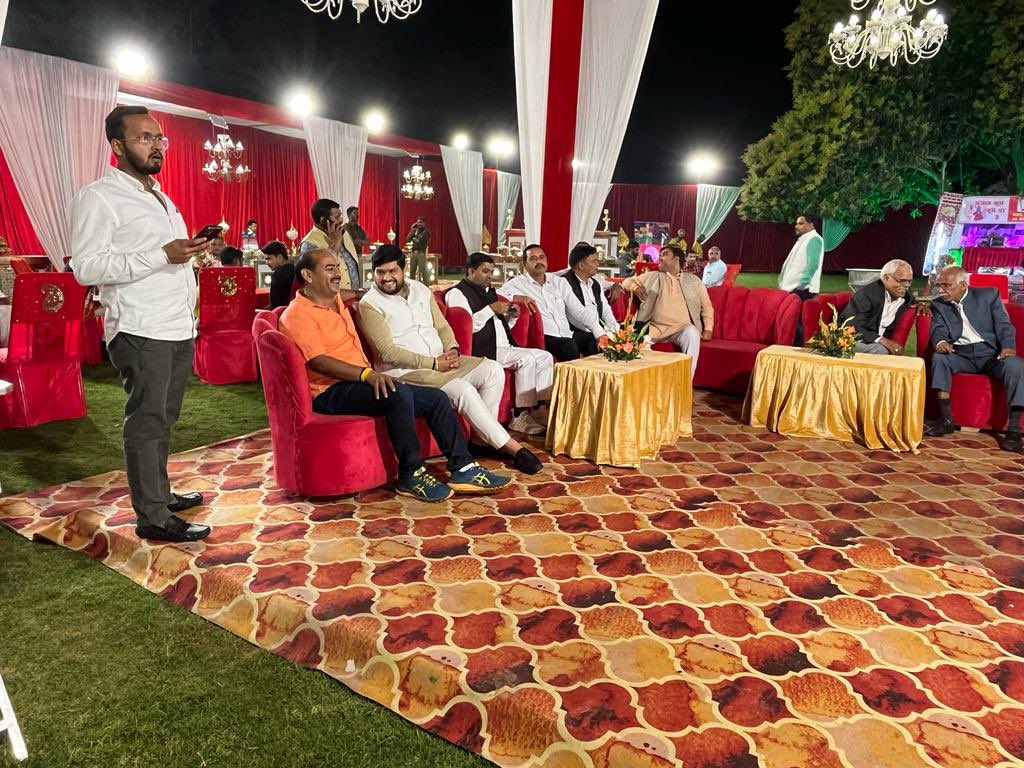 कल दिनांक २८ फ़रवरी २०२३ को बड़े भाई पूर्व प्रमुख प्रवेश सिंह जी के सुपुत्र चि. राहुल सिंह के शुभ विवाह के अवसर पर शिवगढ़ रिजार्ट, लखनऊ में आयोजित कार्यक्रम में मा. सांसद <a href="/upendrasinghMP/">Upendra Singh Rawat</a> जी एवं अन्य कई इष्टमित्रो सहित सम्मिलित होकर बधाई व शुभकामनाएँ दी। १/२