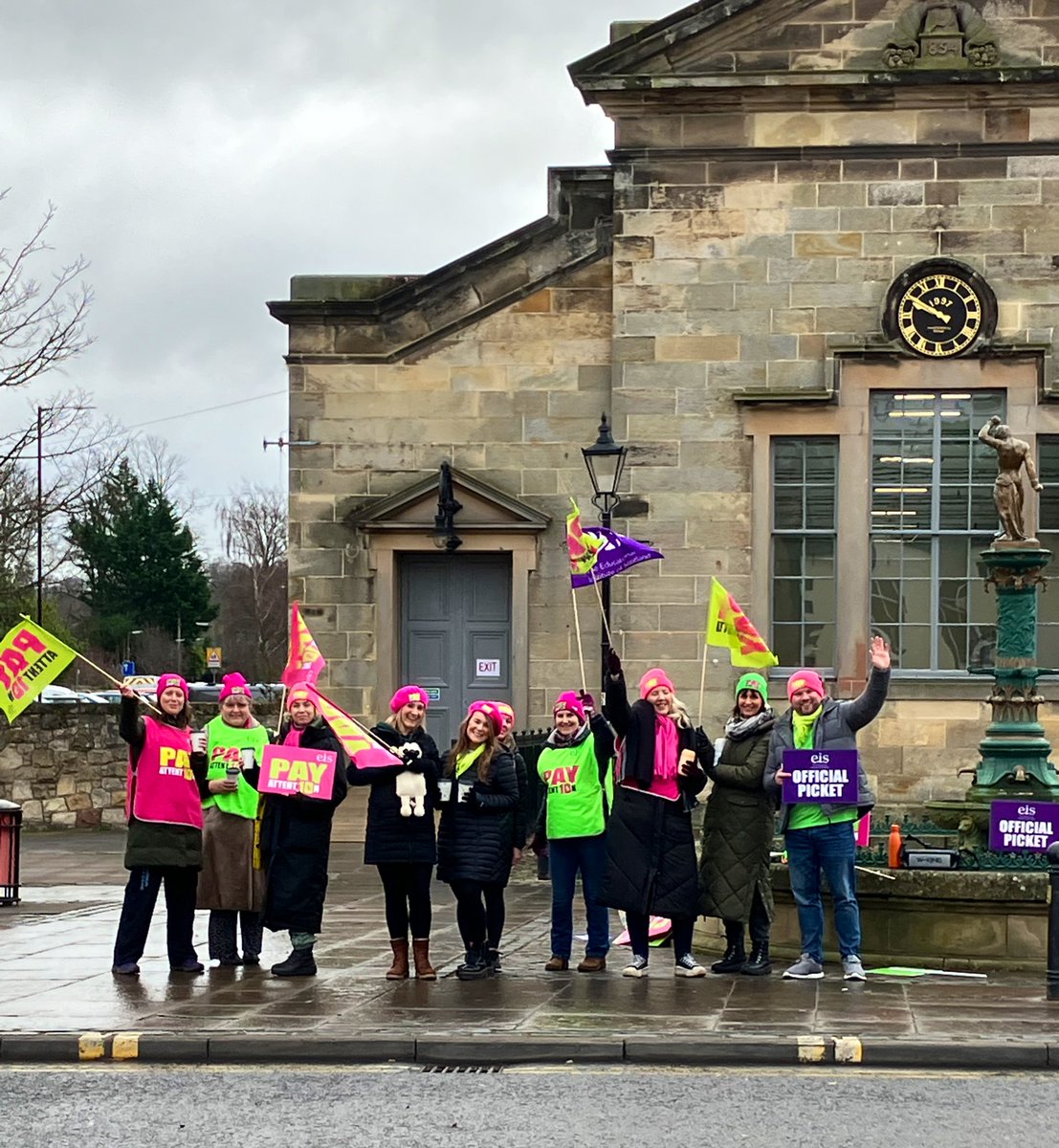 Public support remains high in Haddington. Another great day of comradery as teachers from Haddington PS and St Mary’s stand strong together. #PayAttention #eis #COSLA #scotgov