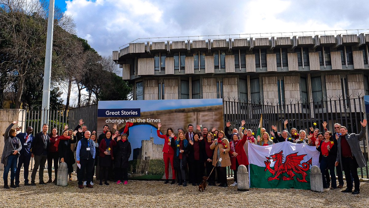 Happy St David’s Day from the British Embassy in Rome!!! 
Dydd Gŵyl Dewi Hapus! 🏴󠁧󠁢󠁷󠁬󠁳󠁿
<a href="/EdLlewellynFCDO/">Ed Llewellyn</a> | <a href="/UKDefenceItaly/">UK Defence in Italy 🇬🇧🇮🇹</a>