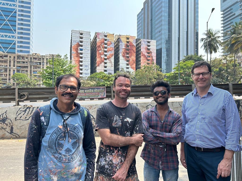 AusCG_Mumbai's tweet photo. Dropped by #Dadar to meet ๐ฆ๐บ social realist painter Fintan Magee, who is painting a 150-feet-high #mural! His art portrays the fragility of nature in a city that so rapidly develops and regenerates.
#MUAF #StartMUAF #MumbaiUrbanArtFestival #Murals #AustraliainMumbai https://t.co/YF6leUxofu