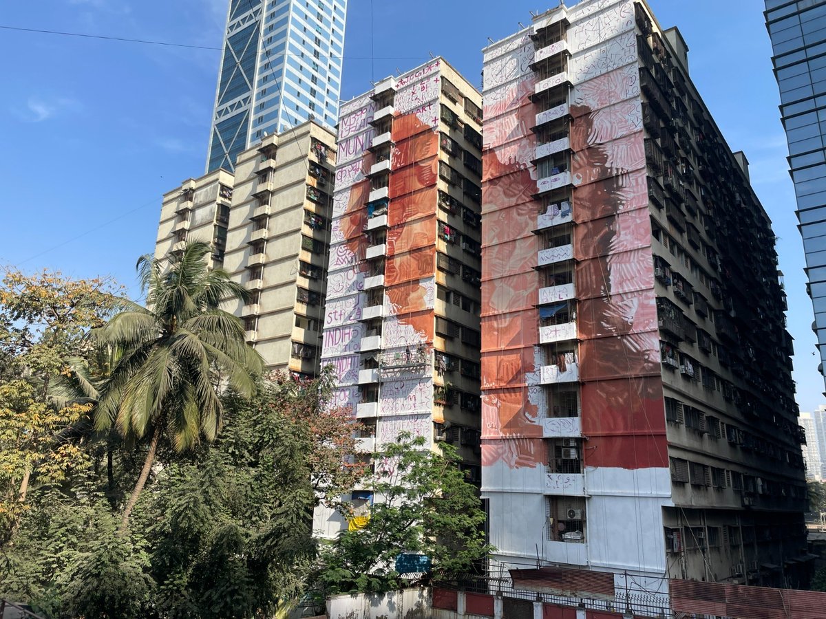 AusCG_Mumbai's tweet photo. Dropped by #Dadar to meet ๐ฆ๐บ social realist painter Fintan Magee, who is painting a 150-feet-high #mural! His art portrays the fragility of nature in a city that so rapidly develops and regenerates.
#MUAF #StartMUAF #MumbaiUrbanArtFestival #Murals #AustraliainMumbai https://t.co/YF6leUxofu