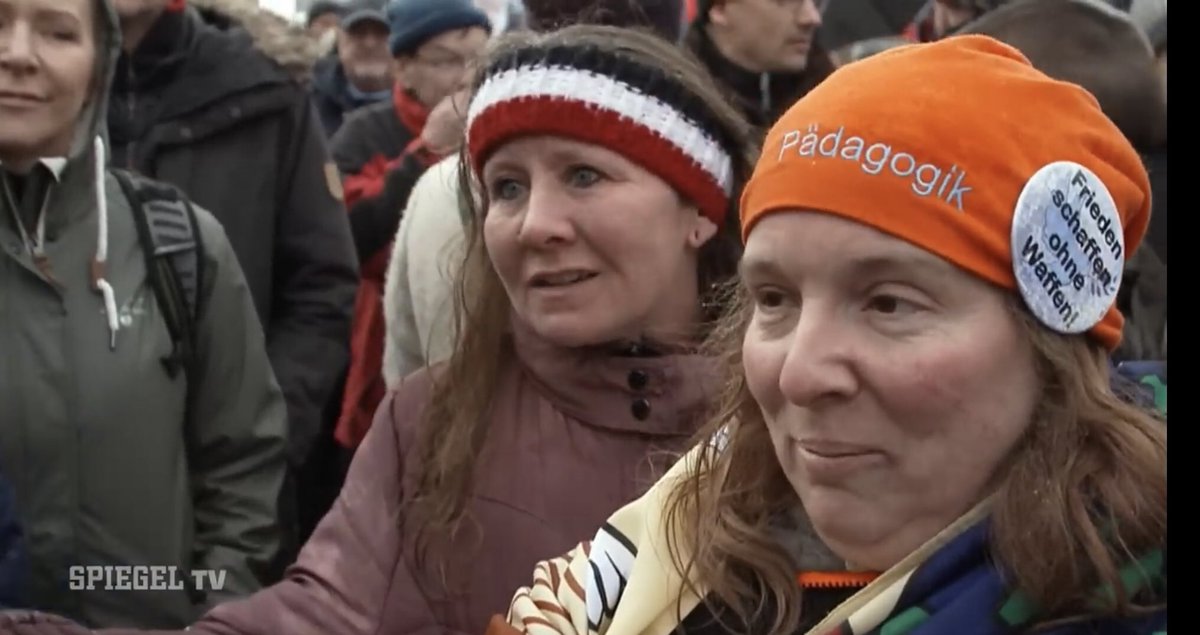 schwurbelhunter's tweet photo. Auf den Wagenknecht-Demo in Berlin gab es keine Neonazis und so... 🤡

Schaut euch mal die Kopfbedeckung an. 

Spiegel-Tv hat eine neue Reportage zu Demos in Berlin #b2502 und Ramstein #ram2602:

https://t.co/Ggl4Sb3ILJ https://t.co/A5OjniI5nr
