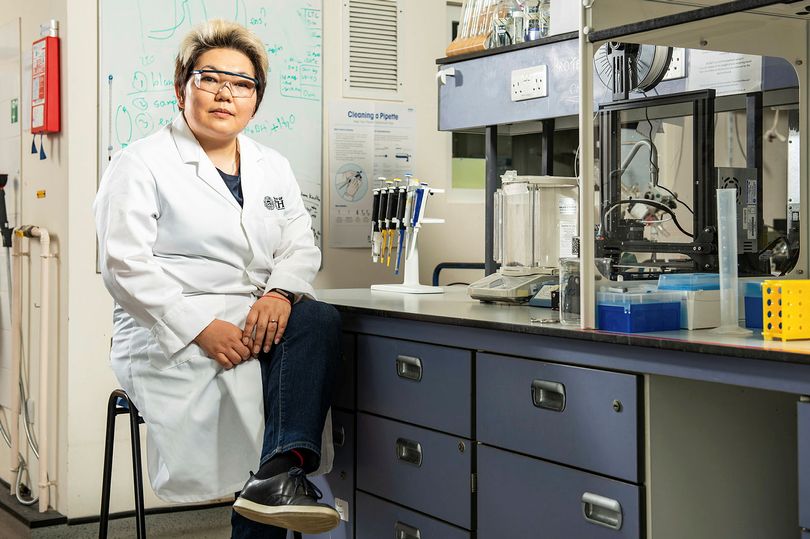 University of Bath (@uniofbath) on Twitter photo Professor <a href="/AselSartbaeva/">Asel Sartbaeva</a> in <a href="/BathChem/">Chemistry@Bath Uni</a> talks about her work on vaccine stability using silica to do away with the need for refrigeration of vaccines. Professor <a href="/AselSartbaeva/">Asel Sartbaeva</a> in <a href="/BathChem/">Chemistry@Bath Uni</a> talks about her work on vaccine stability using silica to do away with the need for refrigeration of vaccines.