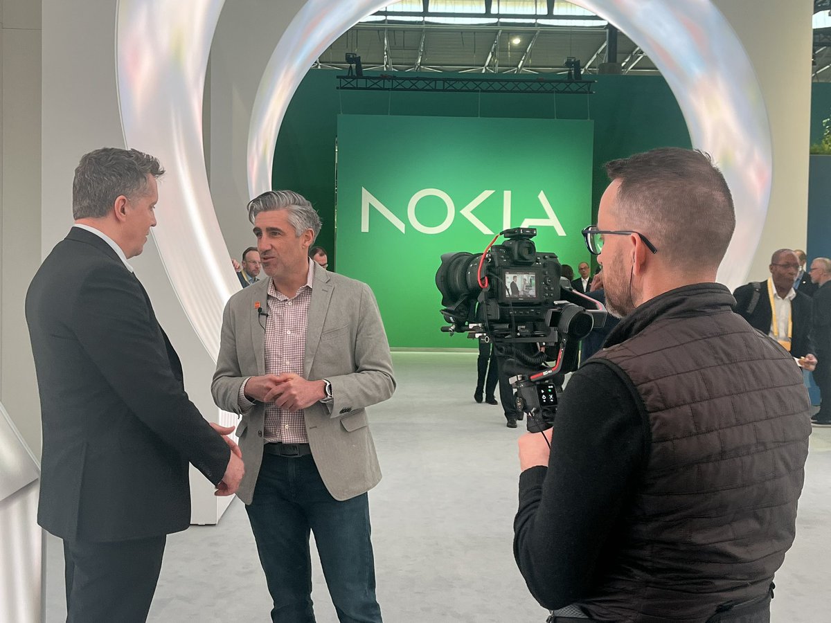 Behind the scenes shot of my chat with Steve Saunders of @GoSilverlinings at the @nokia booth. We talked about #Private5G, Networks that Sense-Think-Act, and where Networks meet Cloud! #MWC2023 #MWC23