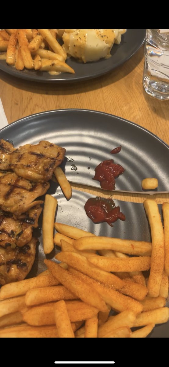 Danielle00xo's tweet photo. @NandosUK Went to Nandos last week and broke the plate with the ketchup bottle 🤣 #ThisMustBeThePlace https://t.co/NzdxtyoBSu