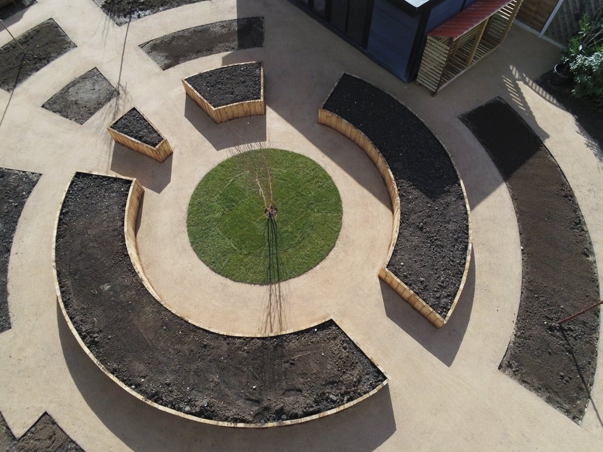 pickwellpaving's tweet photo. Latest garden build finished in #woodhallspa Breedon golden gravel self binding footpaths edged with steel edging and oak raised planters #lincolnshire #garden #landscpape #landscapeconstruction https://t.co/ssbi9osYwz