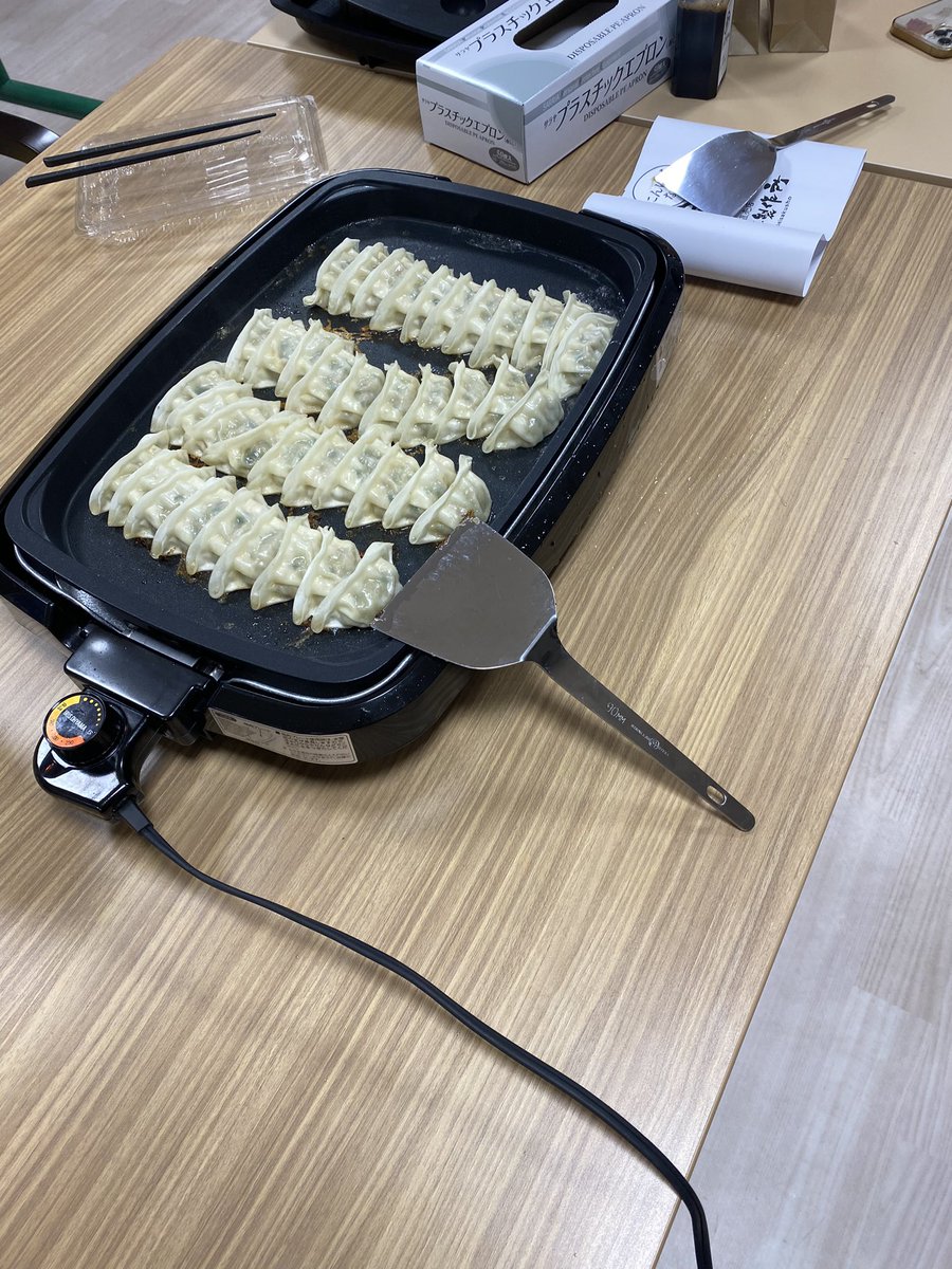 thoooosuma's tweet photo. 夜勤で餃子パーティ https://t.co/1H4UgyDDYm