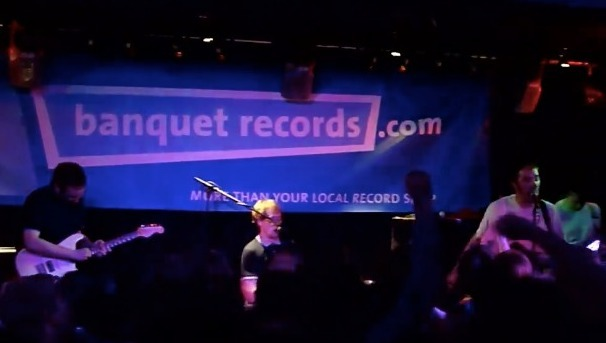 BanquetRecords's tweet photo. 👀 DARTZ! - FIRST LOOK 👀

Dartz were adopted by Kingston in the late noughties, staples at early New Slang, on our label, and they played their last ever gig at The Peel. this classic album finally gets a vinyl press. we're carrying a /200 white vinyl run https://t.co/StNBxkP6aO https://t.co/J7i1CqiY6R