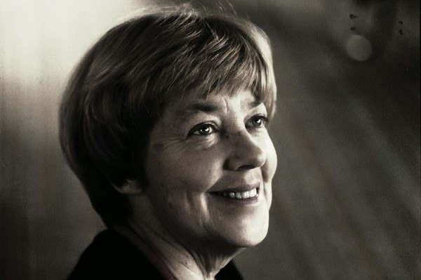 altertopia's tweet photo. Hoy cumpliría 93 años María Helena Walsh, Escritora, poetisa, dramaturga, cantautora, nos regaló cosas como:

Tantas veces me mataron
Tantas veces me morí
Sin embargo estoy aquí
Resucitando

Gracias doy a la desgracia
Y a la mano con puñal
Porque me mató tan mal
Y seguí cantando. https://t.co/zYoQW0cPf5