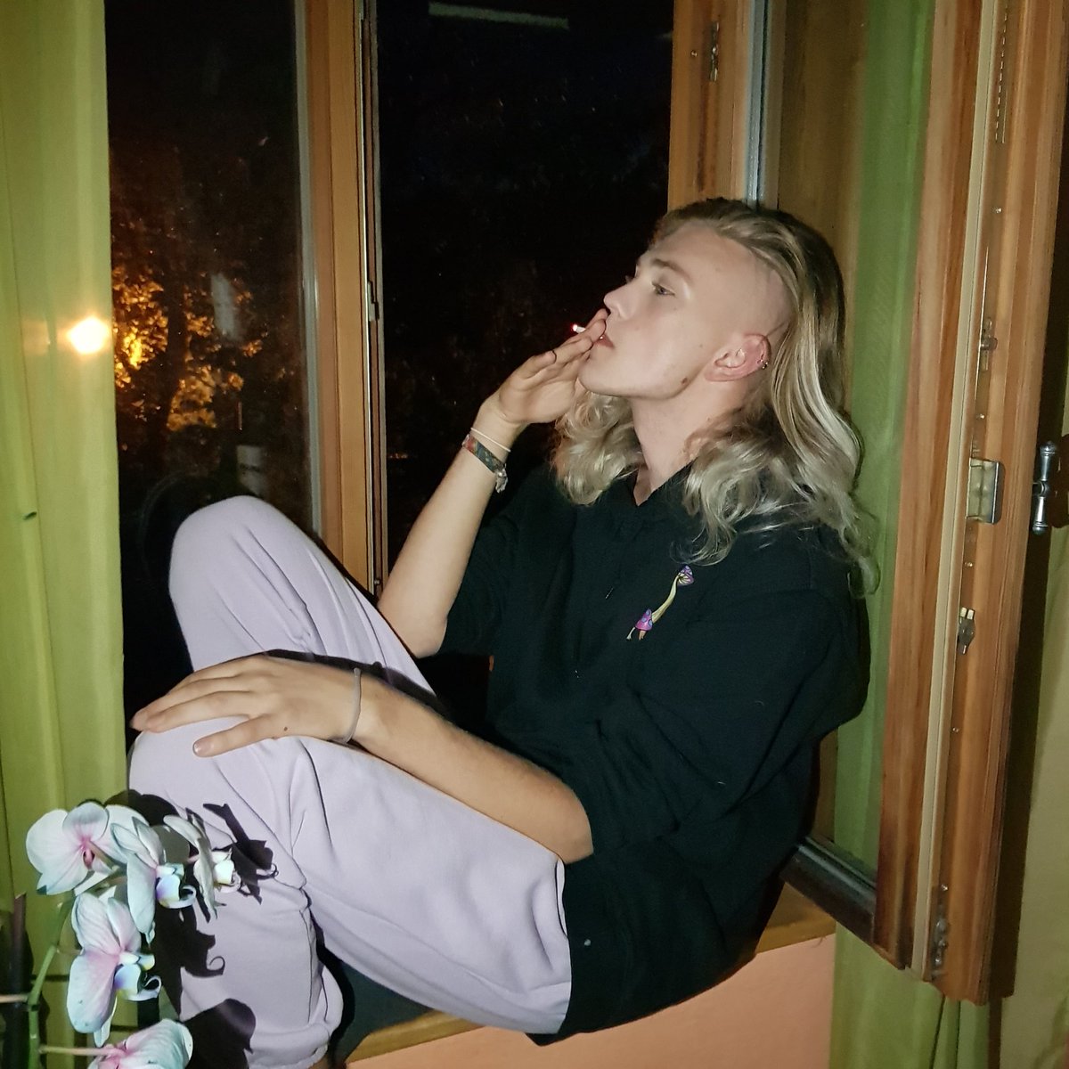 son_of_legolas's tweet photo. Feel the vibe 🦋🌸🎇 https://t.co/NXh21PLqMg