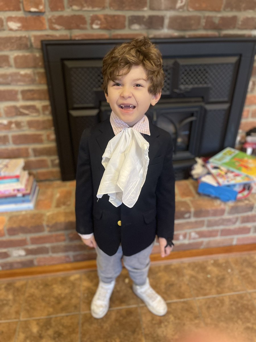 Biographies Day at @mes_bulldogs & Alexander Hamilton is ready for school! #JustYouWait #ReadAcrossAmericaWeek