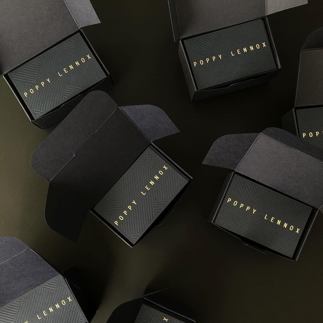 🖤Blind deboss with a gold foil stamp on <a href="/colorplanpapers/">GF Smith Colorplan</a> Imperial Blue 700gsm for Poppy Lennox's business cards, designed by AW Designs and produced by <a href="/dot_studio_/">Dot Studio</a> 

#colorplan #realt