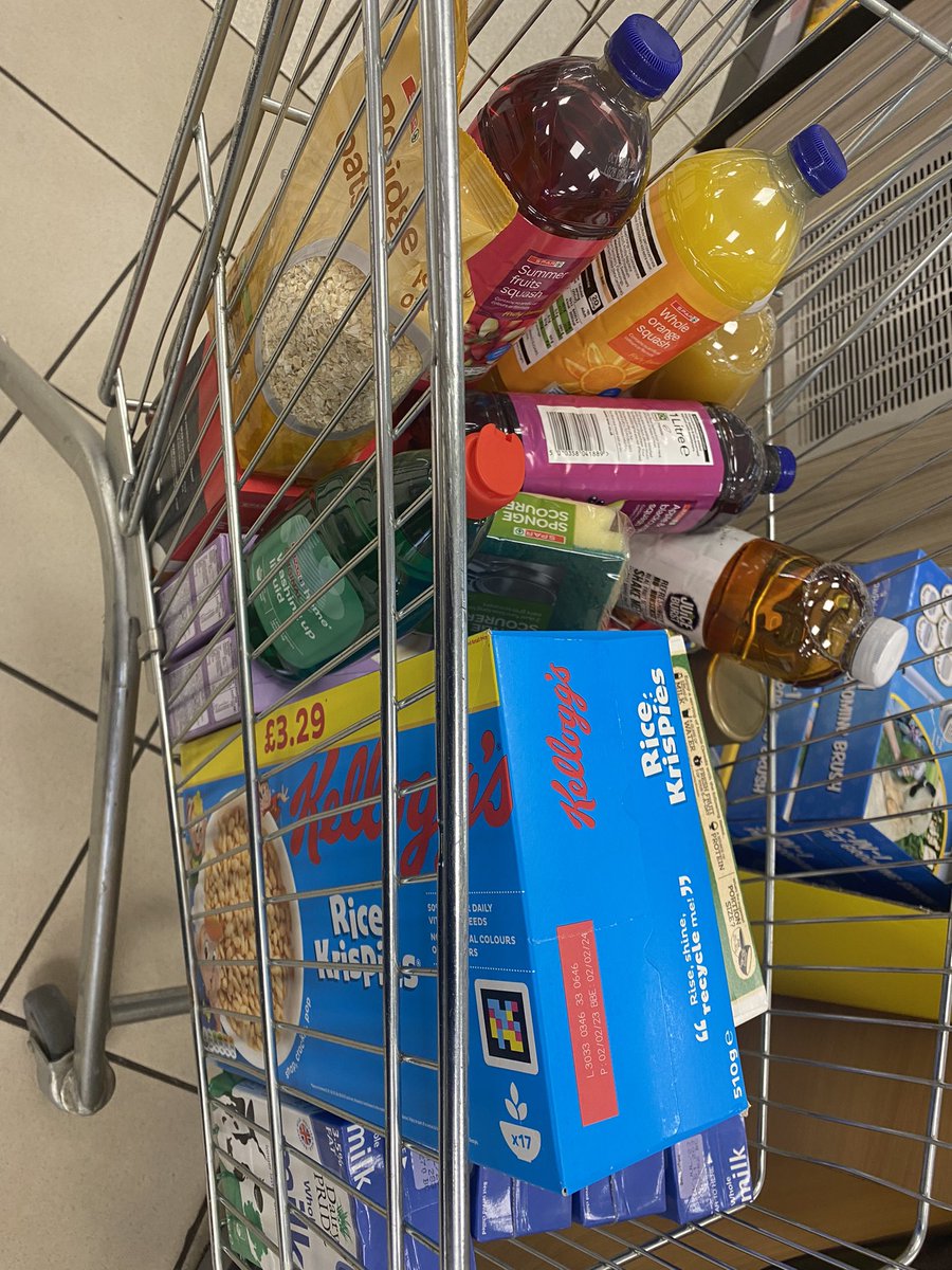 cranwell_jo's tweet photo. @castlechurchps A huge thank you to Spar at Cape Avenue Western Downs for donating to Castlechurch Community Hub! So kind! https://t.co/9q1q0clf0d