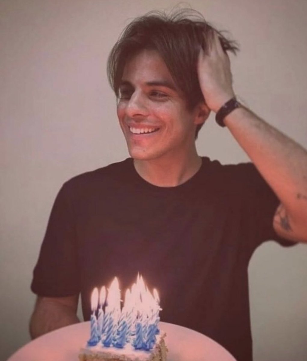 Trashdeltrash2's tweet photo. Buon compleanno stellina✨, oggi cifra tonda. Stai festeggiando lassù vero?
Ti penso sempre. Mi manchi tantissimo anche se so che ci sei sempre.
Ti amo e ti amerò per sempre❤️
Grazie per avermi capito e per continuare a farlo❤️
#michelemerlo #mikebird #amici16 #happybirthday https://t.co/BVLBBkCwda