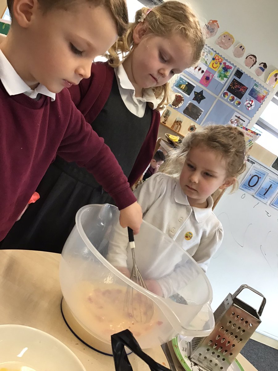 Today we are making quiche 😋 we have been talking about where produce comes from 🐷🐔🐮 <a href="/DartonPrimary/">Darton Primary Sch</a>