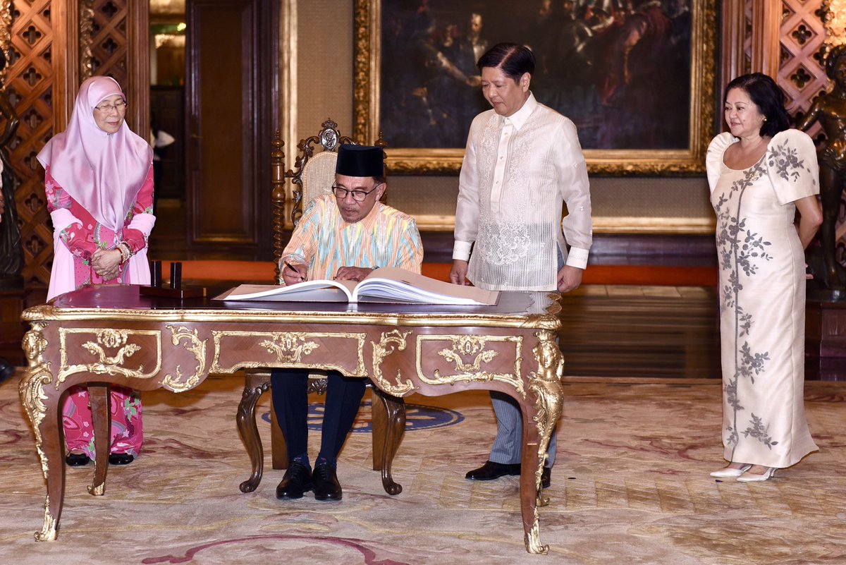 anwaribrahim's tweet photo. Saya bersama Presiden Marcos bersetuju untuk mempertingkat pertukaran pelaburan antara kedua-dua negara dengan tumpuan melibatkan industri Halal, keterjaminan makanan, pertanian selain ekonomi digital. 

#MalaysiaMADANI #MASPH https://t.co/m0LQ2kgPeL