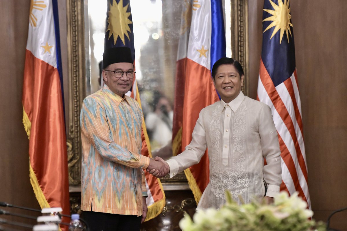 anwaribrahim's tweet photo. Saya bersama Presiden Marcos bersetuju untuk mempertingkat pertukaran pelaburan antara kedua-dua negara dengan tumpuan melibatkan industri Halal, keterjaminan makanan, pertanian selain ekonomi digital. 

#MalaysiaMADANI #MASPH https://t.co/m0LQ2kgPeL