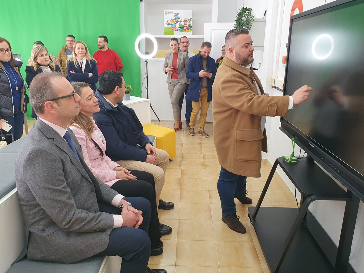 💻El <a href="/ceip_virgen/">CEIP Virgen de las Maravillas</a> inaugura su 'Aula del Futuro', un espacio con los últimos avances en nuevas tecnologías para que los alumnos sean los protagonistas del proceso de aprendizaje.

Este proyecto permitirá formar a docentes propios y de otros centros. 

🔗⬇️
carm.es/web/pagina?IDC…