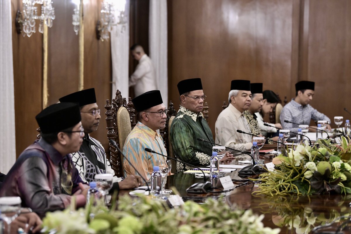 anwaribrahim's tweet photo. Saya bersama Presiden Marcos bersetuju untuk mempertingkat pertukaran pelaburan antara kedua-dua negara dengan tumpuan melibatkan industri Halal, keterjaminan makanan, pertanian selain ekonomi digital. 

#MalaysiaMADANI #MASPH https://t.co/m0LQ2kgPeL