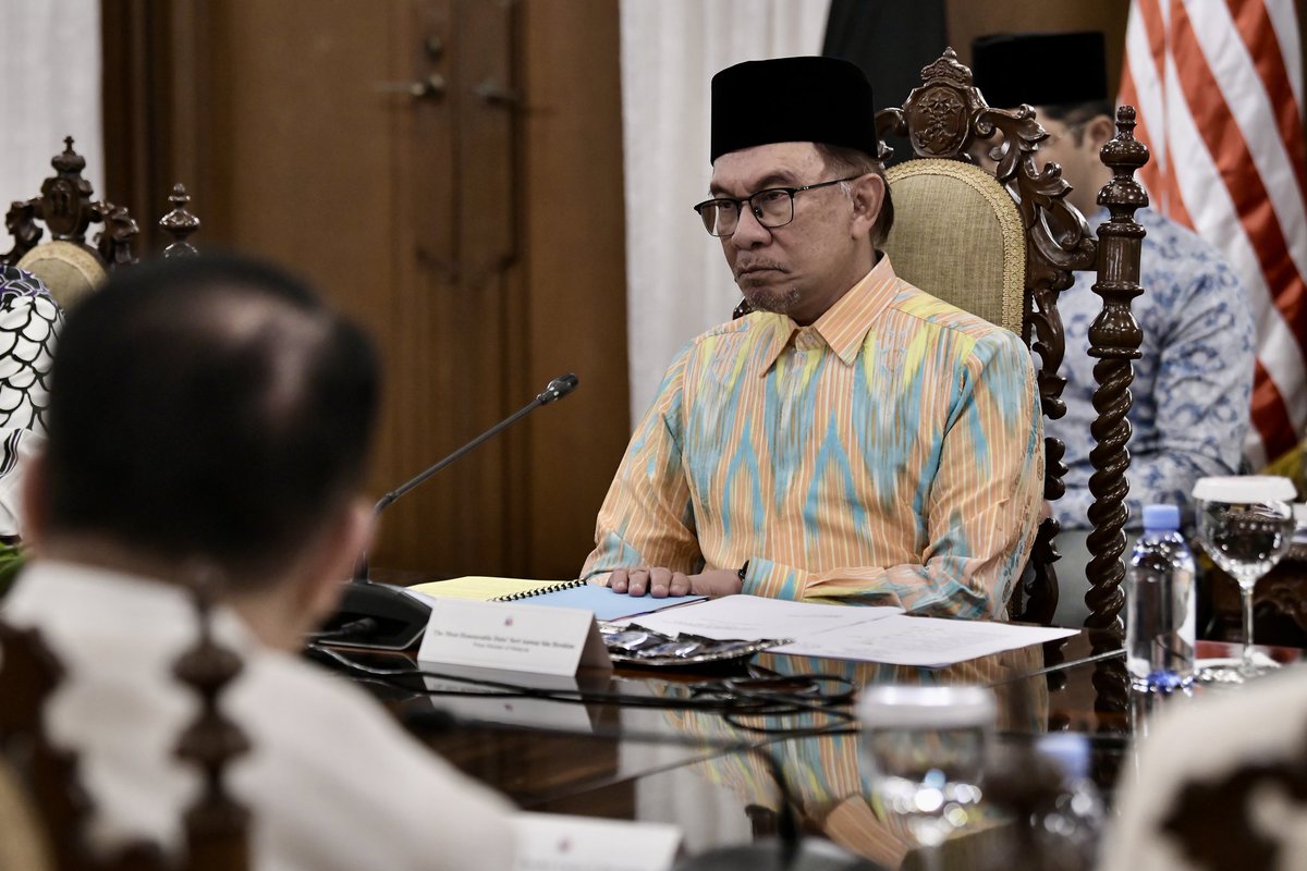 anwaribrahim's tweet photo. Saya bersama Presiden Marcos bersetuju untuk mempertingkat pertukaran pelaburan antara kedua-dua negara dengan tumpuan melibatkan industri Halal, keterjaminan makanan, pertanian selain ekonomi digital. 

#MalaysiaMADANI #MASPH https://t.co/m0LQ2kgPeL