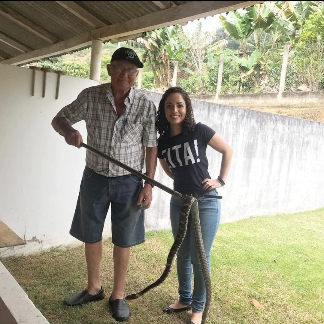 Aproveitando q vi 2 perfis incentivando vocês a postarem fotos: vamos postar aqui fotos de serpentes q vocês fizeram?
Não me deixam falando sozinha heim! 🫣😂 Vou postar uma tbm pra começar! Amo essa foto com esse super protetor das serpentes q conheci em Domingos Martins, ES.