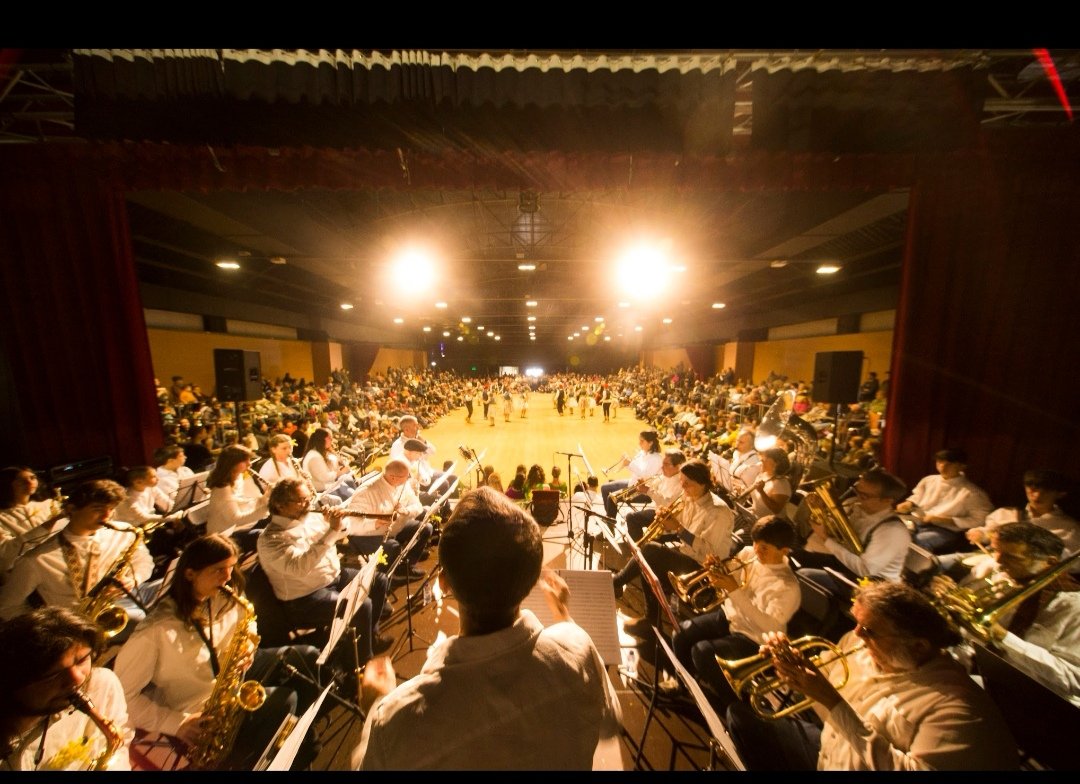 GitanesP's tweet photo. Aquesta foto resumeix allò que es va viure diumenge durant el ball de gitanes 2023: unió entre la música, la dansa i el poble.
Visca les gitanes i visca Palautordera!!

#ladansaensuneix https://t.co/3JPNeE5gkM