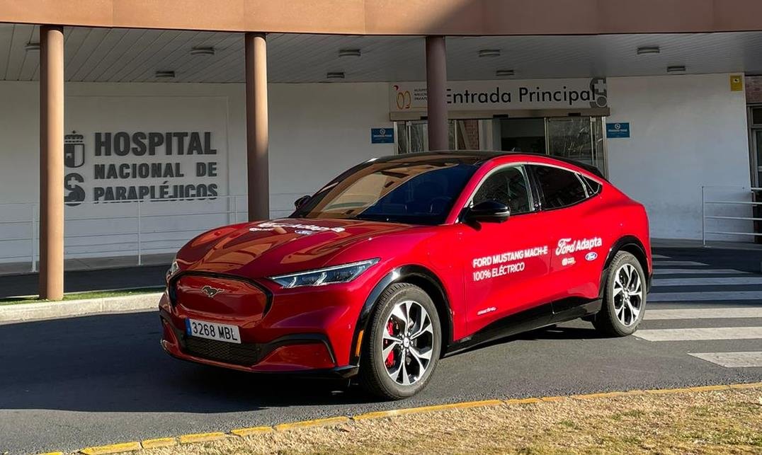 Fundacion_ONCE's tweet photo. 🚗 Hoy hemos presentando junto a @FordSpain,  en el @HNParaplejicos de #Toledo, el nuevo Mustang Mach-E de #FordAdapta: el primer vehículo Ford 100% eléctrico diseñado para personas con movilidad reducida.

👉 https://t.co/vo80zL1LAk https://t.co/D9czcZlSQw