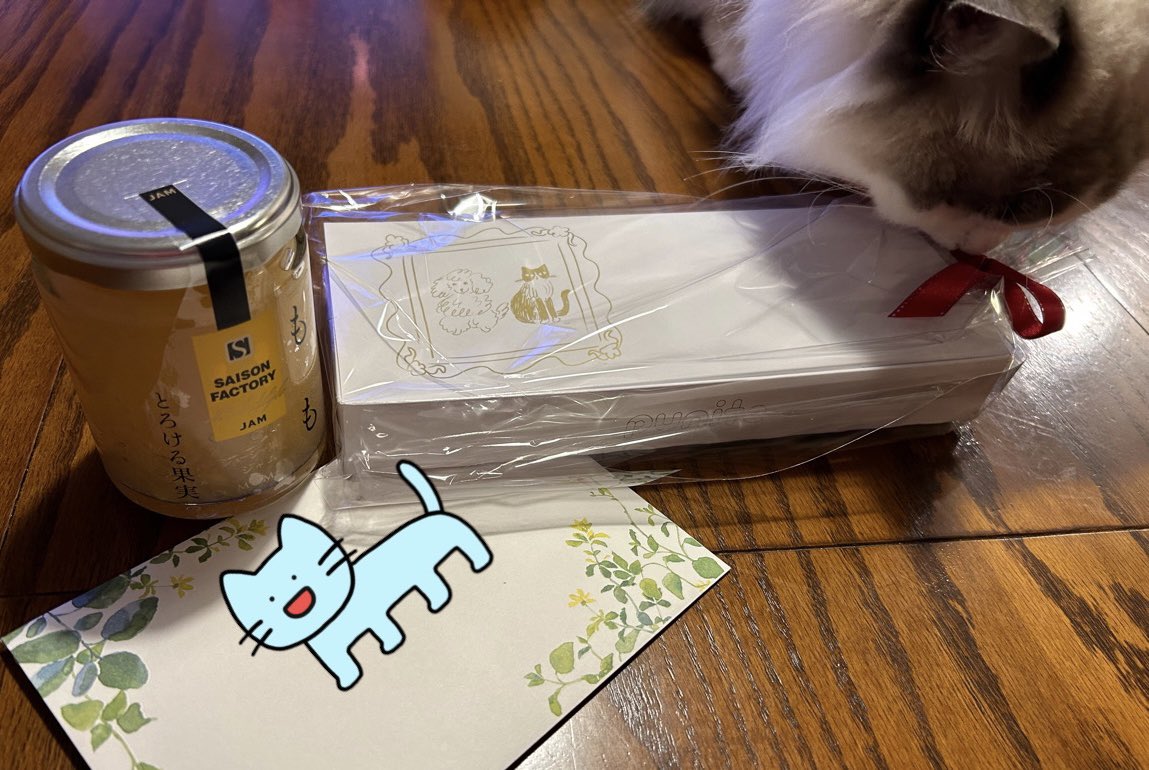 tiara829's tweet photo. 今夜お友達から可愛い贈り物が届きました❤️桃ジャムと犬、猫、人が共通して使えるハンドクリーム #punite 
フタはティアラとテネルの写真を入れて作ってくれました！早速ティアラに肉球マッサージをしてみたらペロペロご機嫌🎶嬉しいね🤗 https://t.co/tqAJmltcZP