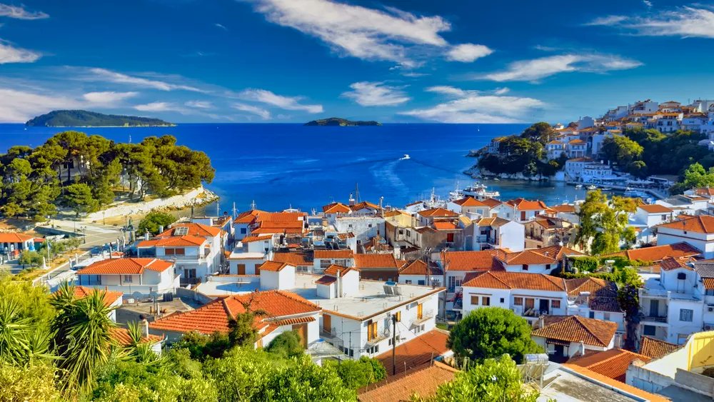 FollowmetoG's tweet photo. Experience your Mama Mia summer on the beautiful island of Skiathos in the Aegean Sea🏘🌊🌞💙

#skiathos #aegeansee #greece #greekislands #cyclades #islandvibes #followmetogreece #followmetogreece_gr 
#traveltogreece #bookyourstay #greekhotels #visitgreece #accomodation https://t.co/lzkDc7SGsV