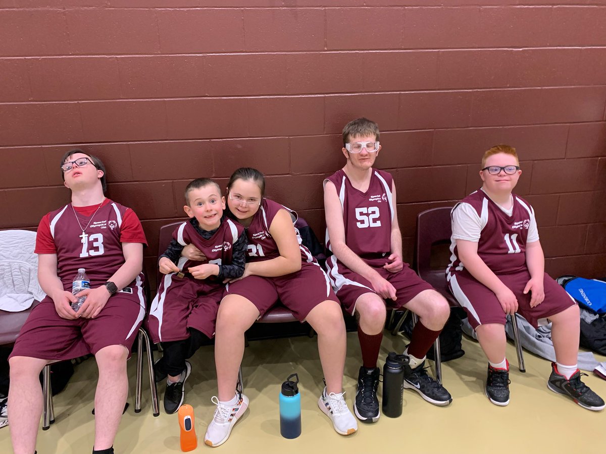 NewAlbanyOhio's tweet image. In honor of #DevelopmentalDisabilitiesAwarenessMonth, we&apos;re recognizing the efforts of New Albany PD &amp;amp; @PlainTwpFire121 to partner with the New Albany Special Olympics athletes.

On Monday, the standing room only 🏀 game saw the Eagles win 57-37!

#NewAlbanyOhio @PlainTownshipOH