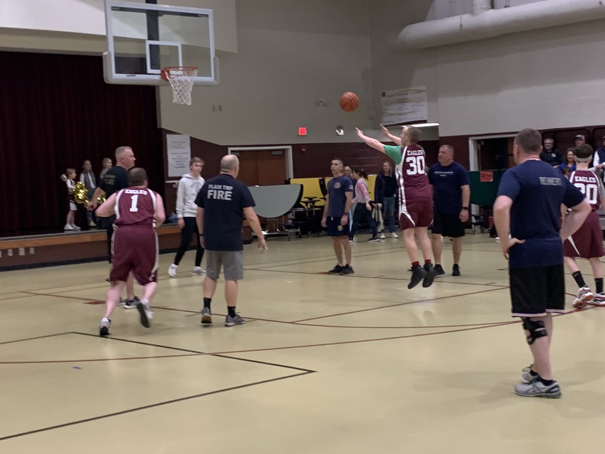 NewAlbanyOhio's tweet image. In honor of #DevelopmentalDisabilitiesAwarenessMonth, we&apos;re recognizing the efforts of New Albany PD &amp;amp; @PlainTwpFire121 to partner with the New Albany Special Olympics athletes.

On Monday, the standing room only 🏀 game saw the Eagles win 57-37!

#NewAlbanyOhio @PlainTownshipOH