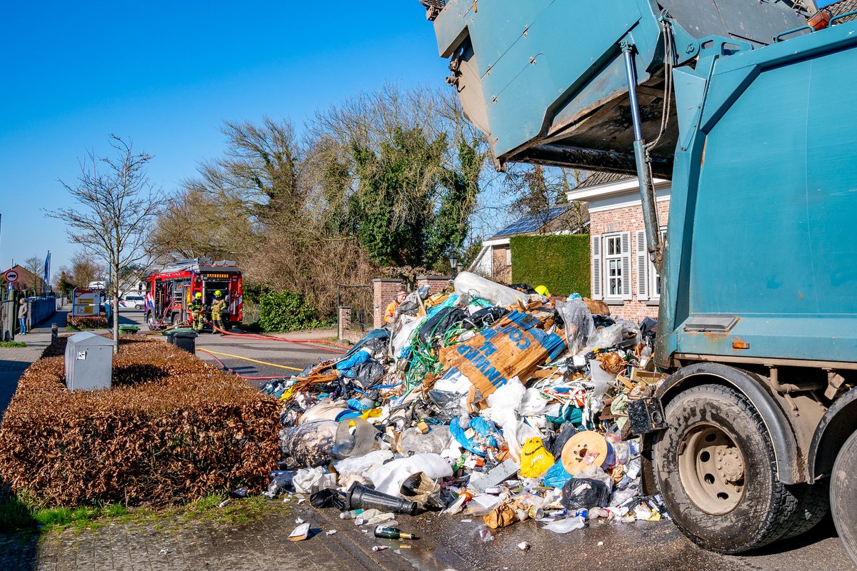 De #lading van een #vuilniswagen vatte vanmiddag vlam aan de #hogesteeg in #ammerzoden

#brand #gelderland #nieuws #brandweer
<a href="/CrisisGLZ/">Veiligheidsregio Gelderland-Zuid</a>
