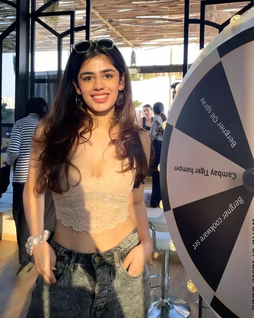 RealFirstBuzz's tweet photo. 🎡
Follow @RealFirstBuzz for more such content.
#RealFirstBuzz #FirstBuzz
LIKE❤️, COMMENT 💭, SHARE💫, SAVE🏷️ My Post ✉️
.
.
.
.
.
#vickyarora #alishachopra #anujrampal #akkadbakkadrafuchakkar #primevideo #amazonprimevideo #amazonprimewebseries #tellyw… https://t.co/f36SotPtJl https://t.co/lxYiWZ2xkb