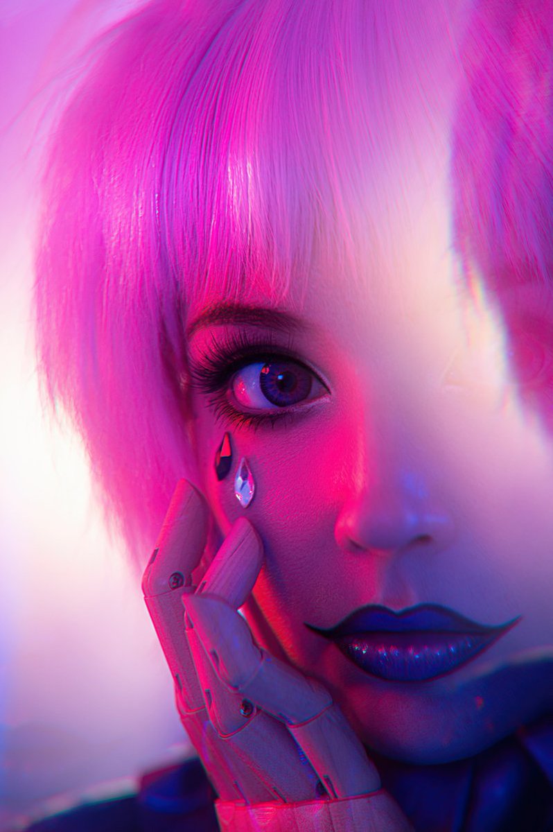 Fragile like a Doll💝
#violet_spider #neonphotography #pinhair