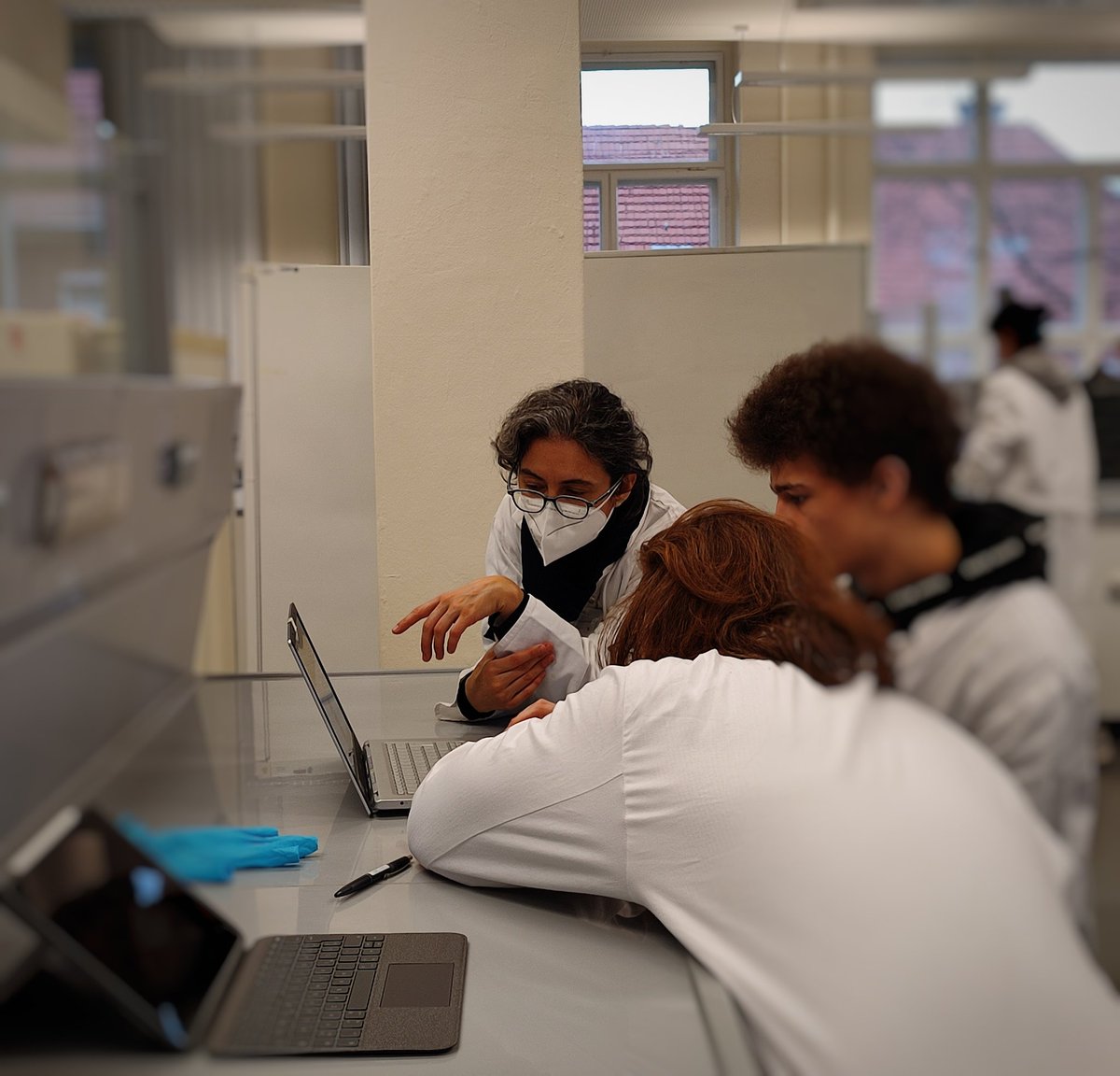 Dobbek_SBBC_Lab's tweet photo. This week we have our lovely Hiwis @LuciaLinkDpz @peterliebers working with @MartinsBertaM to conduct the practicals for Bachelors students. It's always exciting to help someone do biochemistry experiments the first time! https://t.co/rRi8KrTlfM