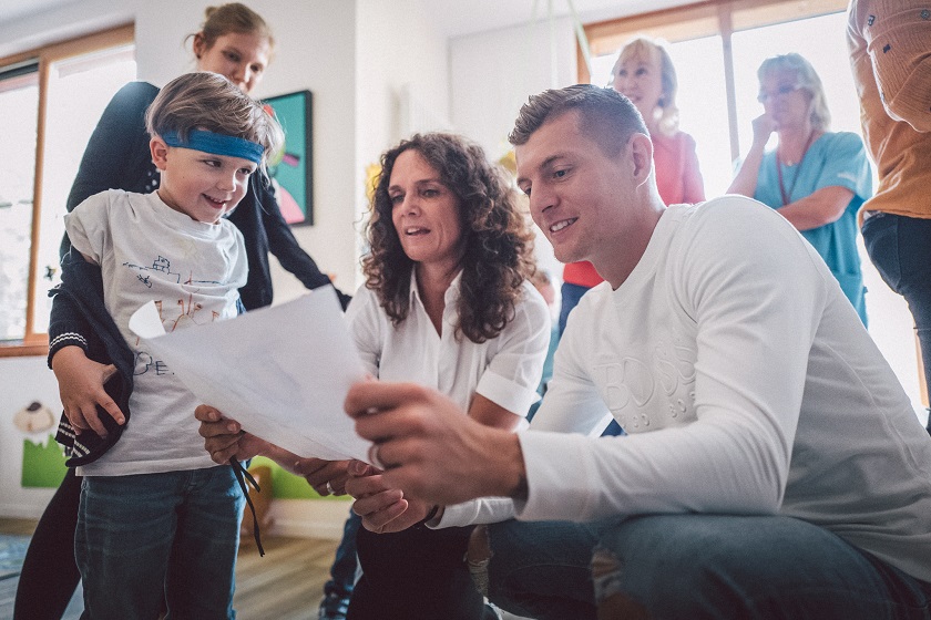 'Die Deutsche Postcode Lotterie ist unser wichtigster Partner'. Wir sind froh @ToniKroos als engagierten Botschafter zu haben! Die @TKStiftung bietet Hilfe für Familien mit schwerkranken Kindern. Ein Interview mit Toni Kroos gibt es hier: lmy.de/xtSWC #PostcodeEffekt