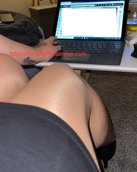 Leg doch einfach mal deine Hand auf meine Nylonbeine 🤩 Trau dich #pantyhose #strumpfhose #nylons #strumpfhosenliebe<a href="/tag/highheels"class="tags"><span>#highheels</span></a><a href="/tag/pantyhose"class="tags"><span>#pantyhose</span></a><a href="/tag/nylons"class="tags"><span>#nylons</span></a><a href="/tag/amateur"class="tags"><span>#amateur</span></a><a href="/tag/strumpfhose"class="tags"><span>#strumpfhose</span></a>