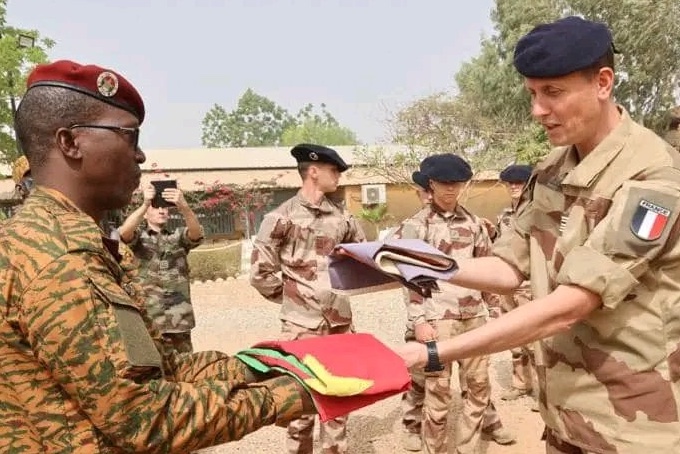 RKoeta's tweet image. #Burkina | Le gvmt a dénoncé, mardi, "l'accord d'assistance militaire technique", conclu en avril 1961 à Paris entre les 2 pays. Il exige "le #départ définitif de tous les personnels militaires français en service dans les #administrations militaires #Burkina-bè", dans un mois.