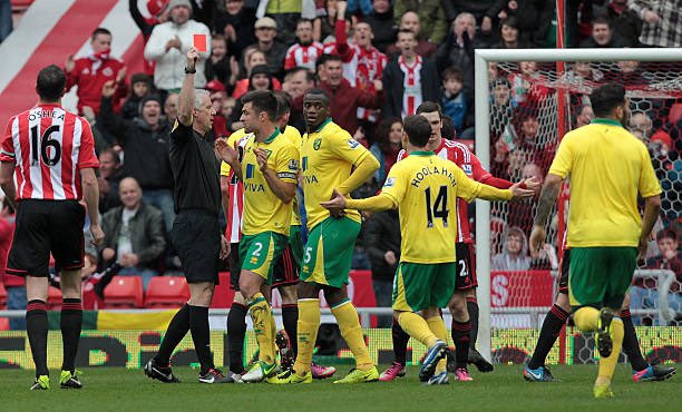 NorfolkSAFC's tweet image. Red card! Mark Bunn is given his marching orders in the 1-1 draw between @sunderlandafc &amp;amp; @norwichcityfc at the @stadiumoflight in March 2013

#SAFC #Sunderland #NCFC #NorwichCity @mbgka