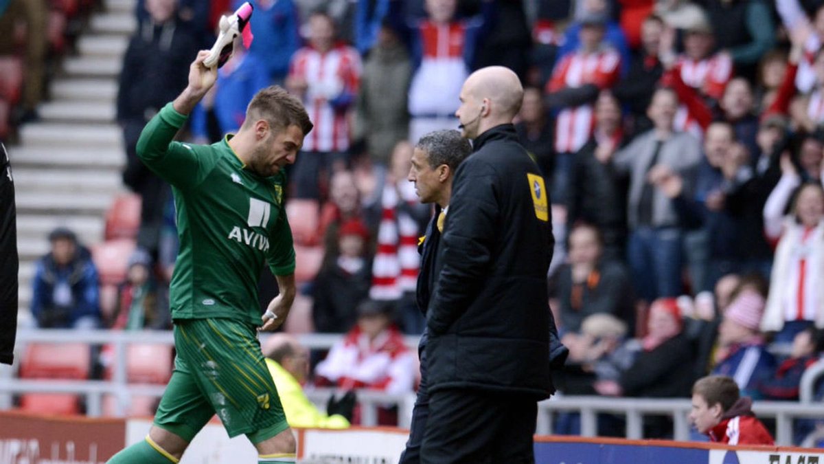 NorfolkSAFC's tweet image. Red card! Mark Bunn is given his marching orders in the 1-1 draw between @sunderlandafc &amp;amp; @norwichcityfc at the @stadiumoflight in March 2013

#SAFC #Sunderland #NCFC #NorwichCity @mbgka