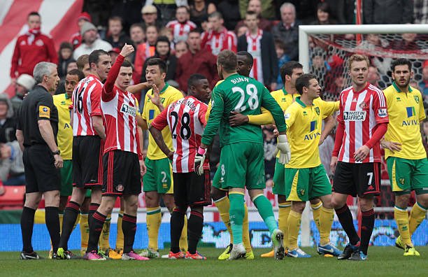 NorfolkSAFC's tweet image. Red card! Mark Bunn is given his marching orders in the 1-1 draw between @sunderlandafc &amp;amp; @norwichcityfc at the @stadiumoflight in March 2013

#SAFC #Sunderland #NCFC #NorwichCity @mbgka