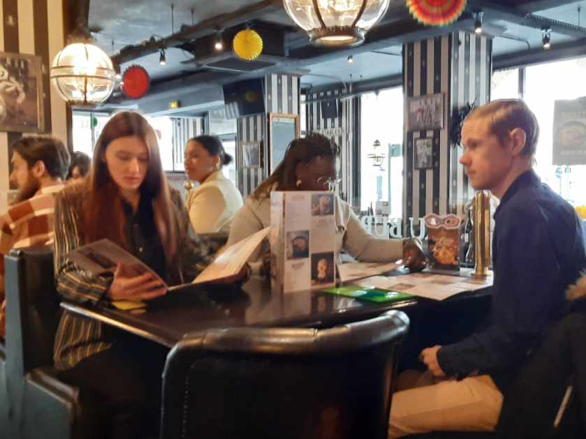 ALecolloec's tweet photo. 👏[Rallye Rest'O] Mireilla, Manager "Au bureau" a reçu ce matin au restaurant, 6 demandeurs d'emploi accompagnés par notre belle  équipe  entreprise @poleemploi_RCVL Orléans Nord. 
🎯Mise en situation du métier de serveur  
🏆🚀2 candidats en immersion professionnelle https://t.co/Al74i2zJ0b